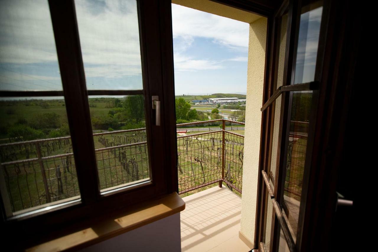 Bed and Breakfast Kamaras Ring House Модьород Экстерьер фото